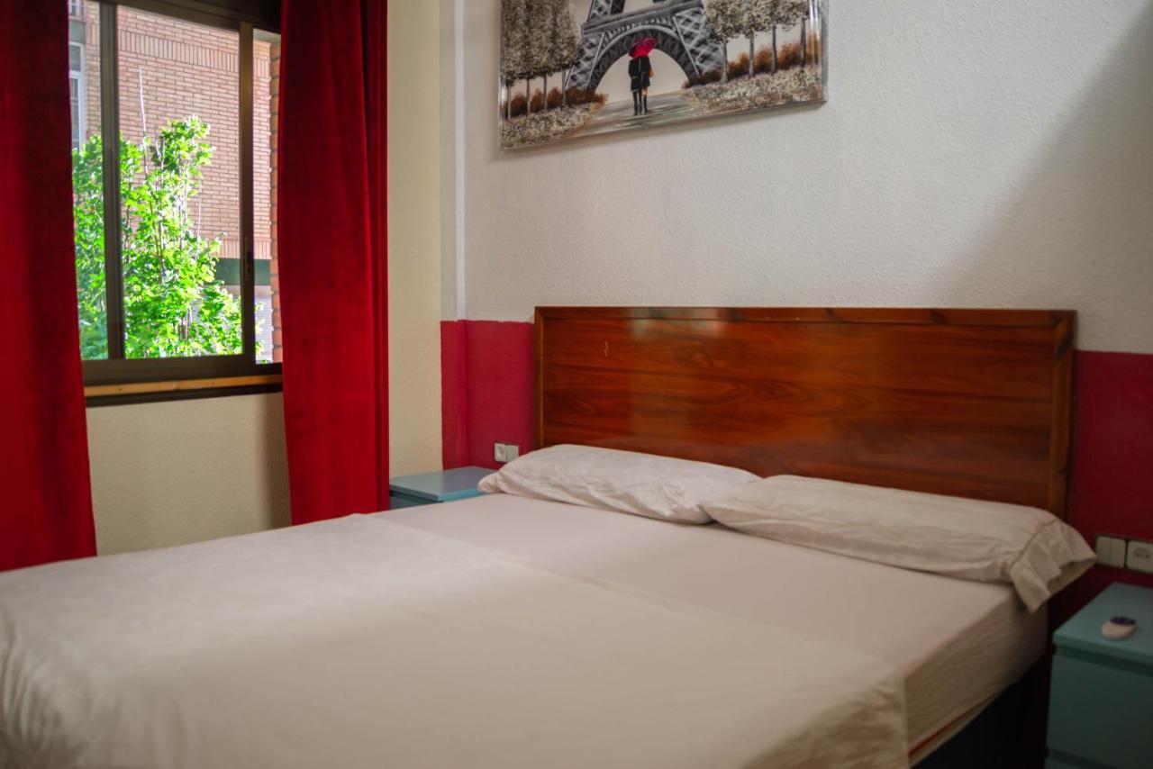 Hostal Ideal Badal Barcelona Eksteriør bilde